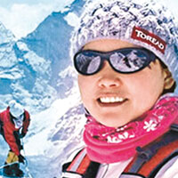 本季首攀珠峰華女認乘直升機登山