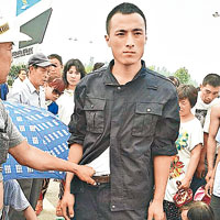 河北村民反徵地扣押特警
