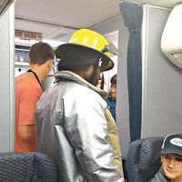 聯合航空客機烏龍 逃生梯空中彈出