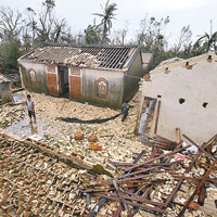 颱風吹冧天秤毀屋埋三口家