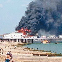 英140年碼頭建築燒剩支架