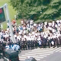 昆山爆炸難屬堵路示威