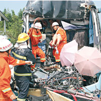 旅巴追撞貨車 重慶32人傷