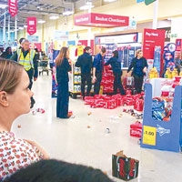 英反以示威者搗亂超市