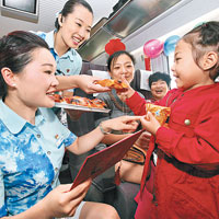 青島列車與客猜謎送月餅