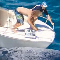 無懼群鯊在旁游弋 澳洲漢下水爬上鯨屍