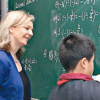 英推崇中國黑板教學