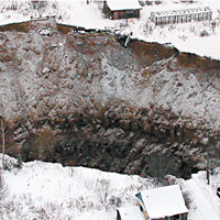 俄礦場現30米巨坑