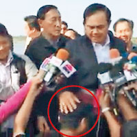 泰總理拍記者頭扭耳