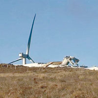 百米高風力發電機倒塌