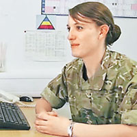 英軍官變女性續服役