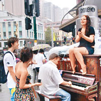 45城市街頭擺鋼琴任彈