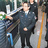 公安部長探望京前線安保