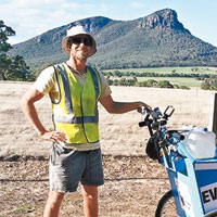 澳漢徒步5000km為患癌母打氣