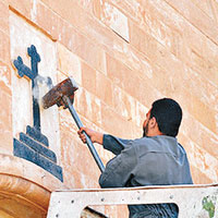 再毁伊拉克古文物 IS拆教堂十字架