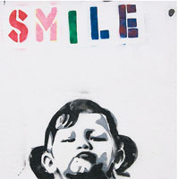 英鎮Banksy塗鴉被毀 噘嘴女孩變身罩袍童