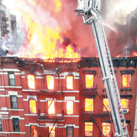 氣體爆炸紐約百年大廈燒冧