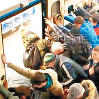 俄婦卡月台群眾推地鐵解困