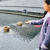 南京大屠殺紀念館遊客亂扔錢