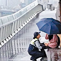 南韓警花冒雨勸服圖輕生女孩