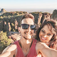 南非情侶棄高職遊世界拍照