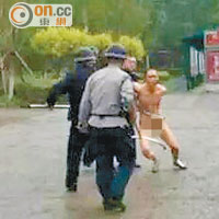 吉林裸男攔車舉磚打傷人
