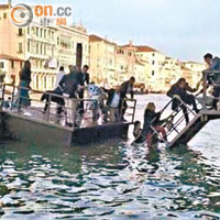 威尼斯藝術展嘉賓跌落水