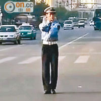 深圳協警指揮交通如跳街舞