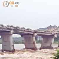 湖南洪災大橋被沖至斷裂