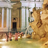 羅馬古噴泉美遊客當泳池消暑