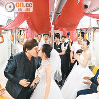 十對新人瀋陽地鐵結婚