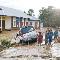 洪水淹千村  逾百人死亡