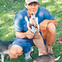 14年收養50隻狗 愛心流浪漢獲捐助