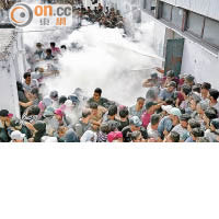 湧希臘難民騷亂  警噴滅火筒驅散