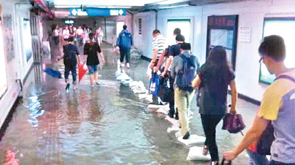 上海暴雨 地鐵站鋪沙包