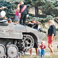 烏克蘭男童  坐坦克上學