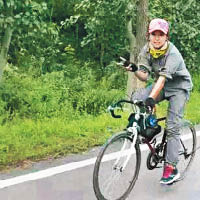 女生騎單車2400公里返校