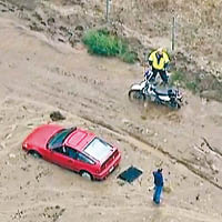 美國：南加州暴雨汽車困泥水