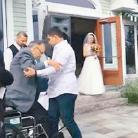 暗棄輪椅苦練走路　病父站立陪女行婚禮