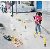 7歲女幫祖母掃街