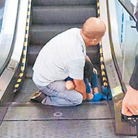 深圳扶手電梯  夾斷男童腳趾