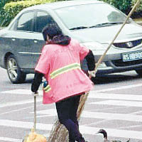 忠心鴨隨女工掃街