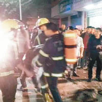 汽車充電爆炸　燒民居