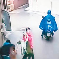 東莞女遭兩賊勒頸搶劫  路過電單車司機漠視