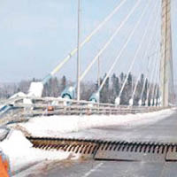加國新公路大橋  投用兩月斷裂
