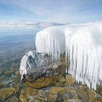 -15℃賽里木湖結冰凌