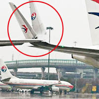 上海兩客機撞爛翼