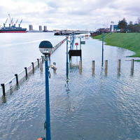 倫敦風暴釀大水浸  泰晤士河關防洪閘