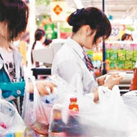 內地膠袋徵費 7年無成效 益超市賺錢