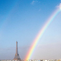 鐵塔現雙彩虹象徵希望